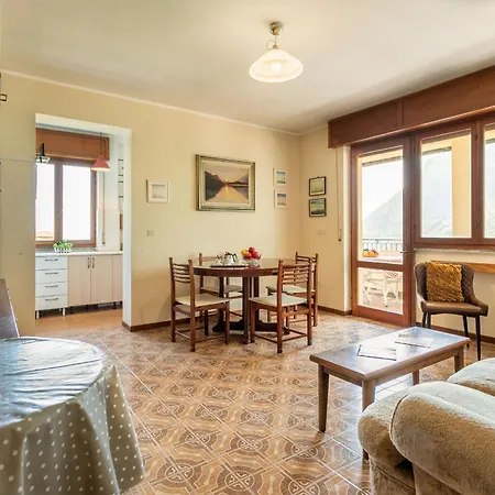 아파트 Sciura Elena's Terrace With Lake, Mounts & Valley By Halldis